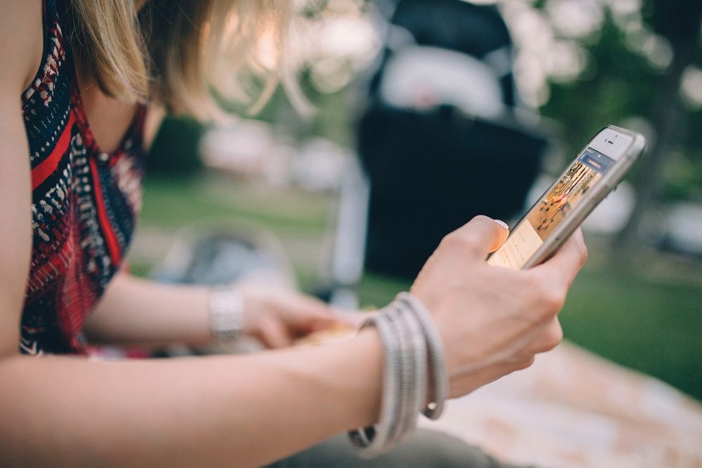 Woman using social media  (rawpixel.com)